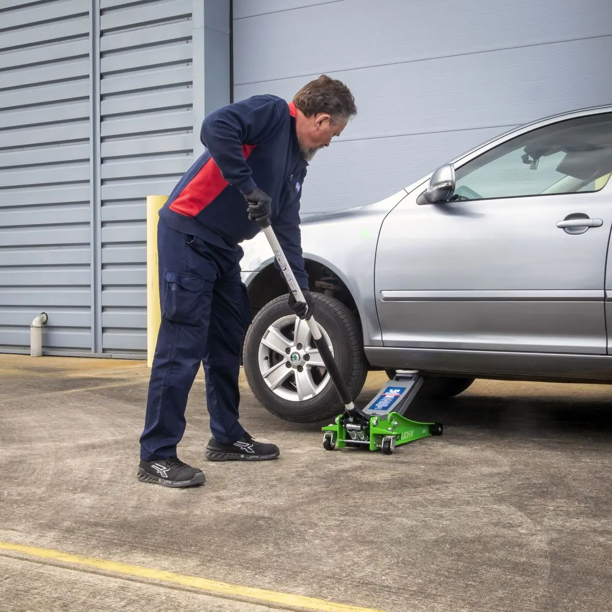 Sealey Low Profile Rocket Lift Trolley Jack 2.25 Tonne - Green - Image 2