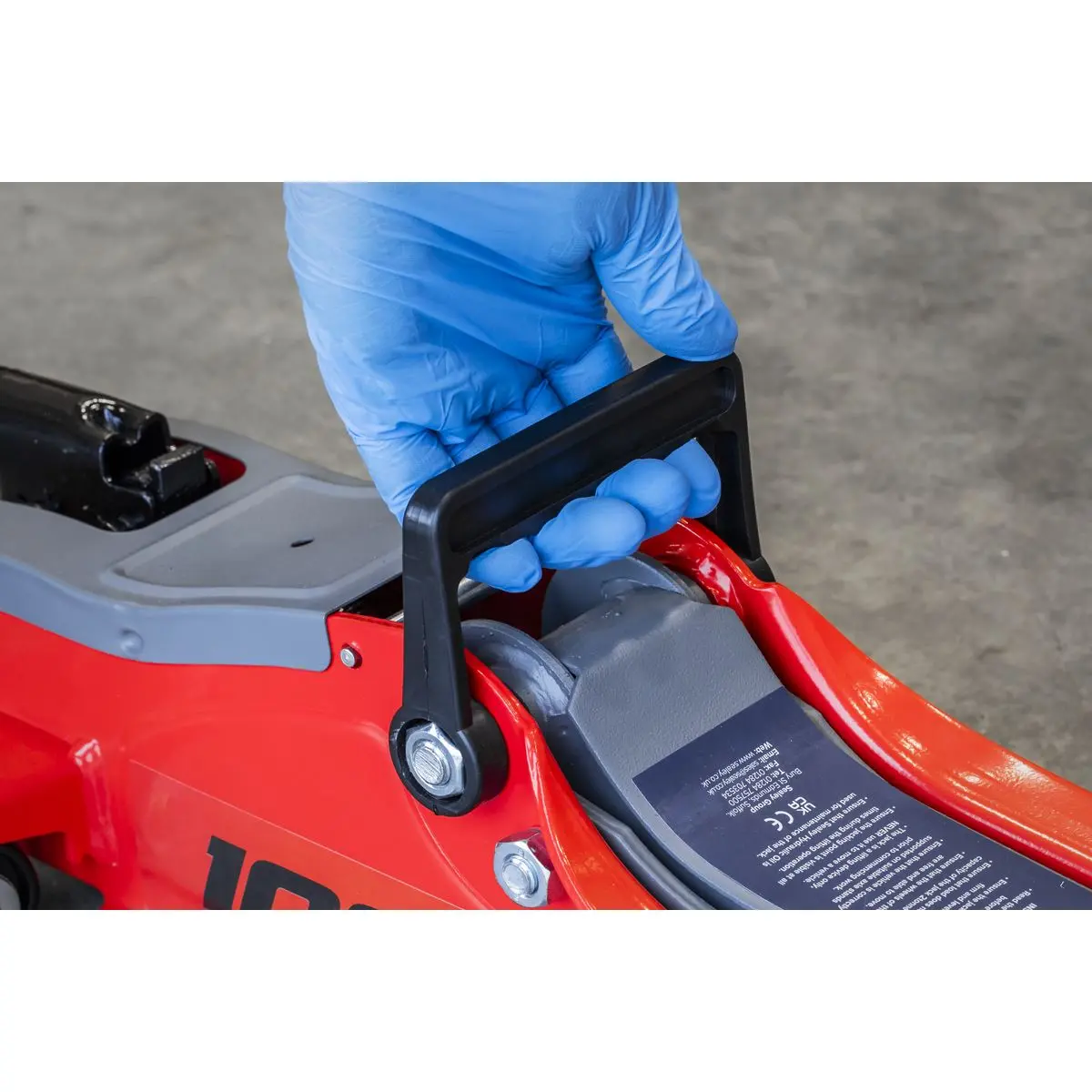 Sealey Trolley Jack 2tonne Low Entry Short Chassis - Red - Image 2