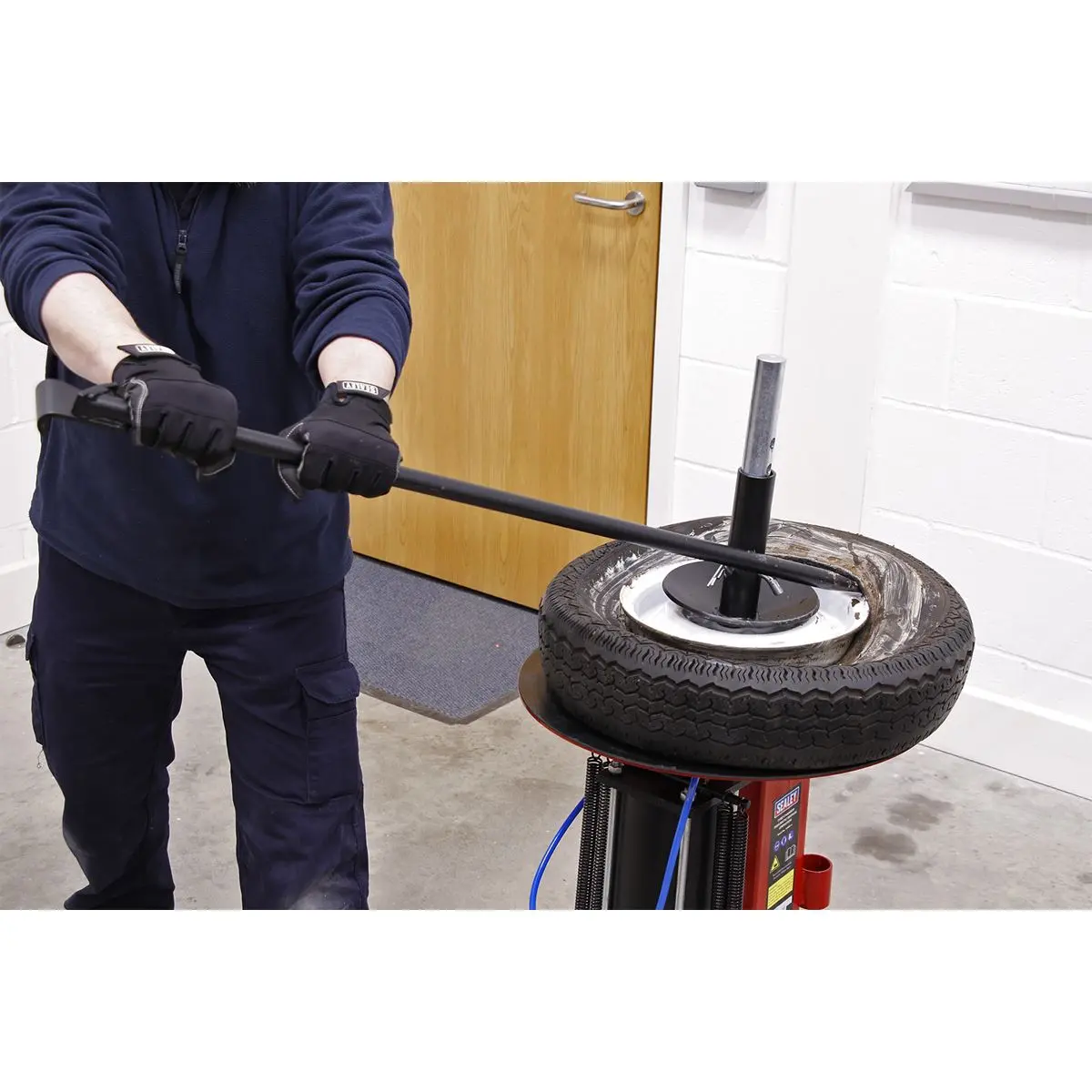 Sealey Tyre Changer Pneumatic/Manual Operation - Image 8