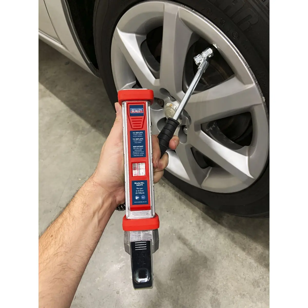 Sealey Tyre Inflator 0.5m Hose with Twin Push-On Connector - Image 3