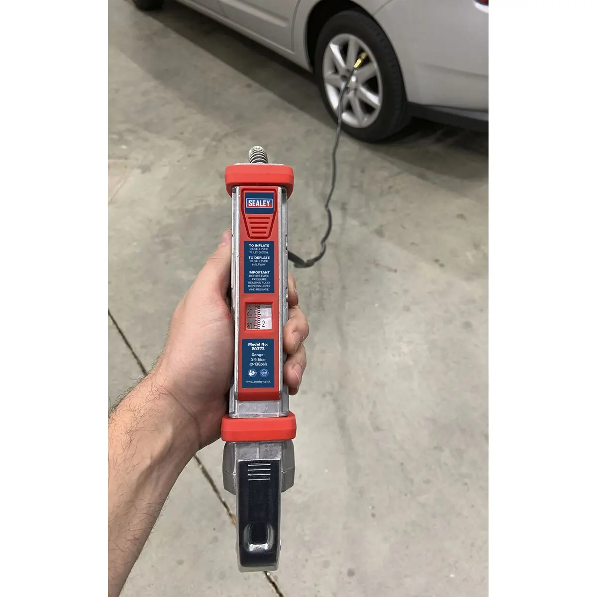Sealey Tyre Inflator 2.7m Hose with Clip-On Connector - Image 3