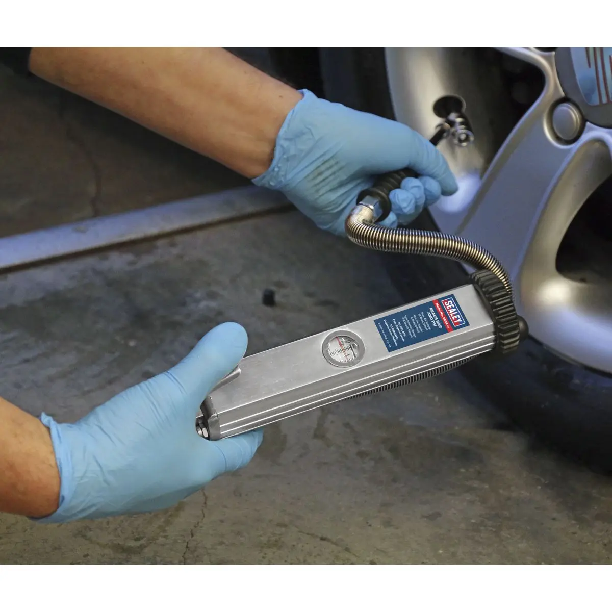 Sealey Tyre Inflator Long Type with Twin Push-On Connector - Image 2