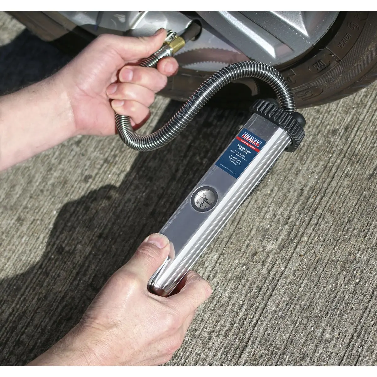 Sealey Tyre Inflator with Clip-On Connector - Image 3