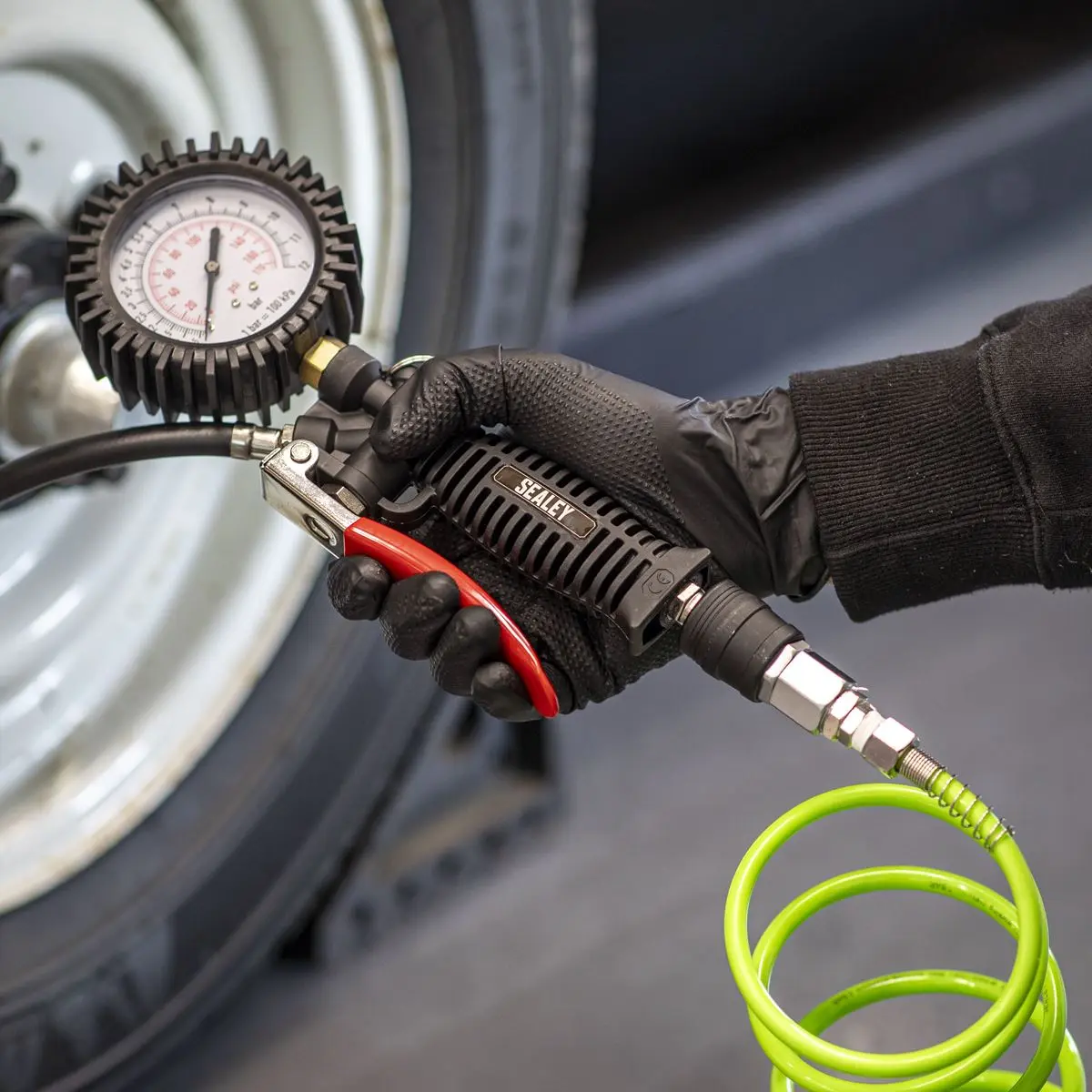 Sealey Tyre Inflator with Clip-On Connector - Image 3