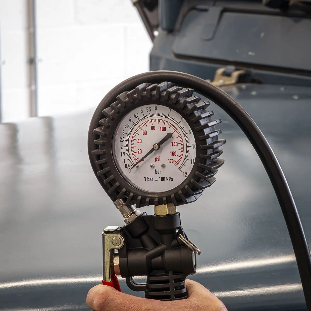 Sealey Tyre Inflator with Clip-On Connector - Image 4