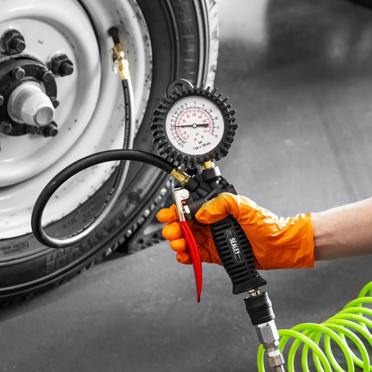 Sealey Tyre Inflator with Clip-On Connector - Image 2