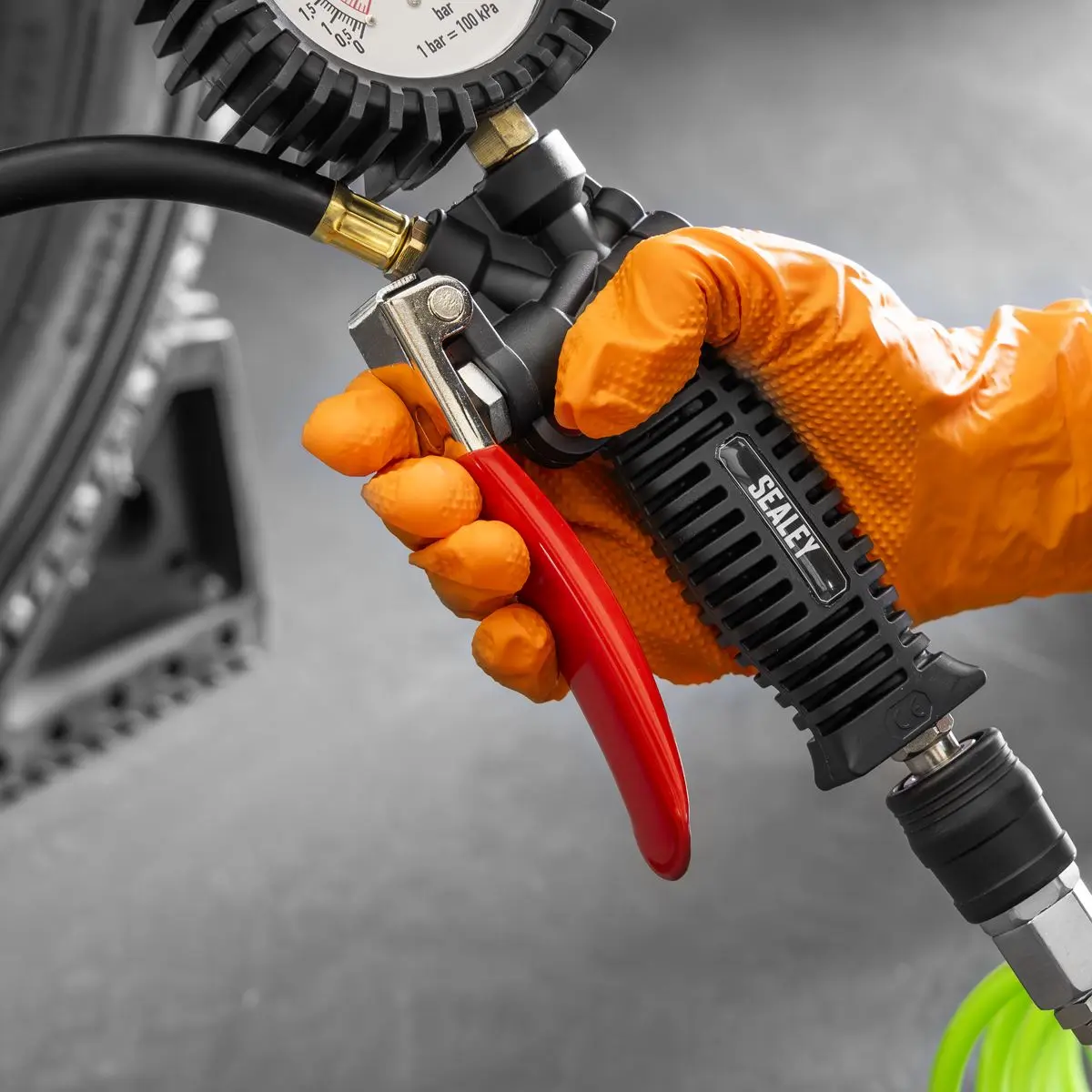 Sealey Tyre Inflator with Clip-On Connector - Image 3