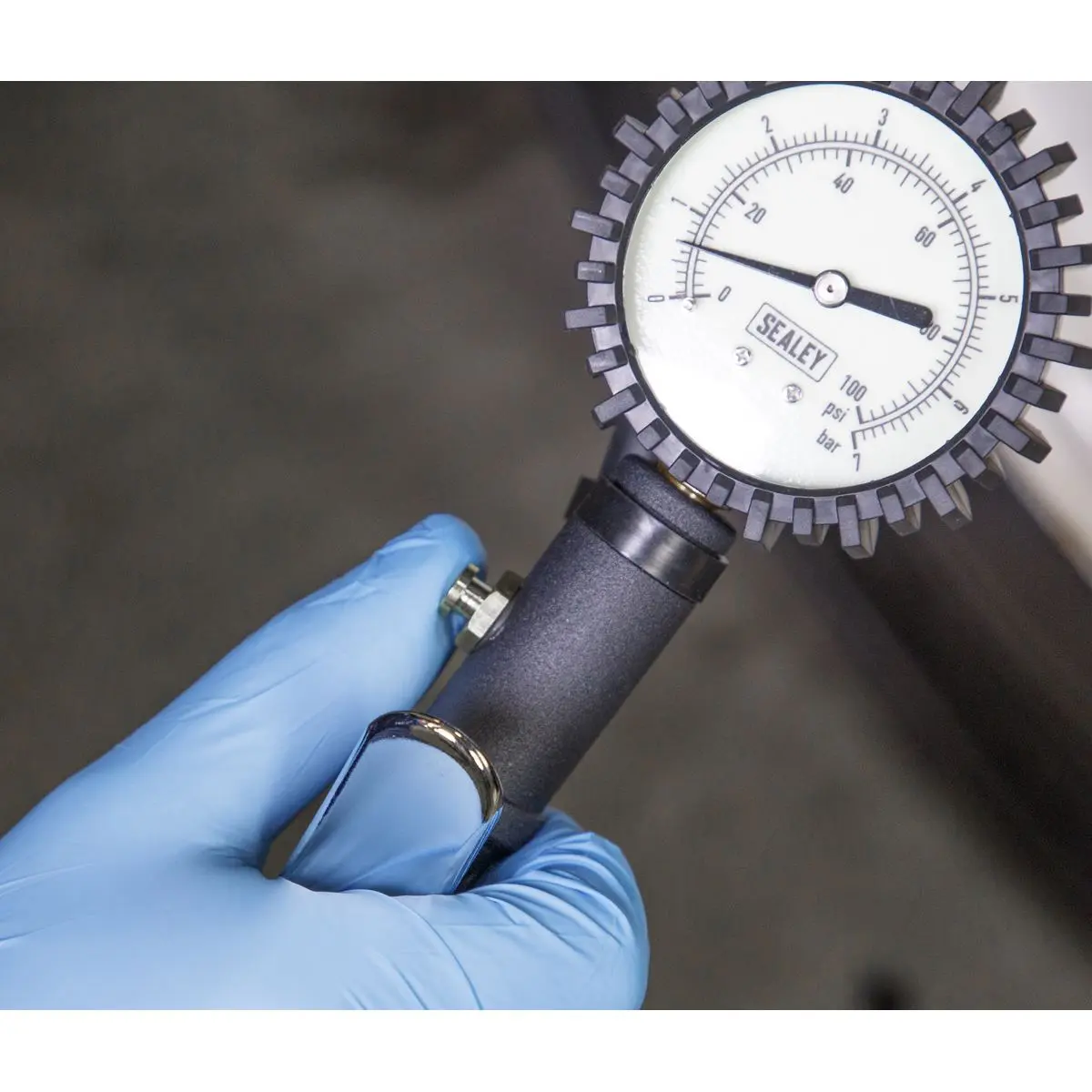 Sealey Tyre Inflator with Clip On Connector Glow in the Dark Dial - Image 3