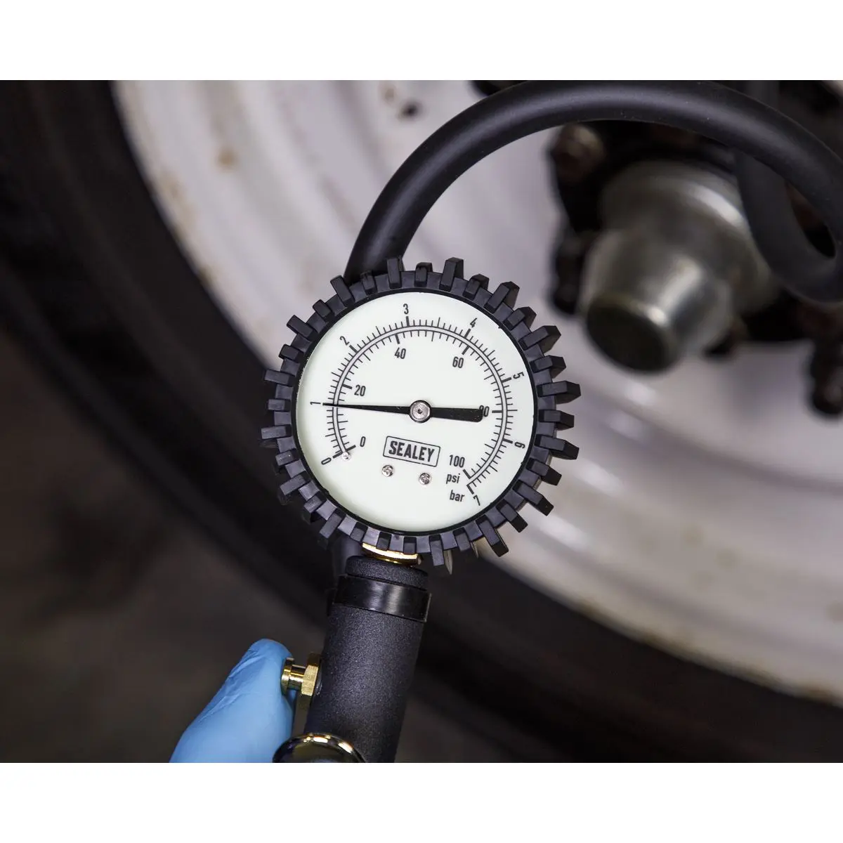 Sealey Tyre Inflator with Clip On Connector Glow in the Dark Dial - Image 4