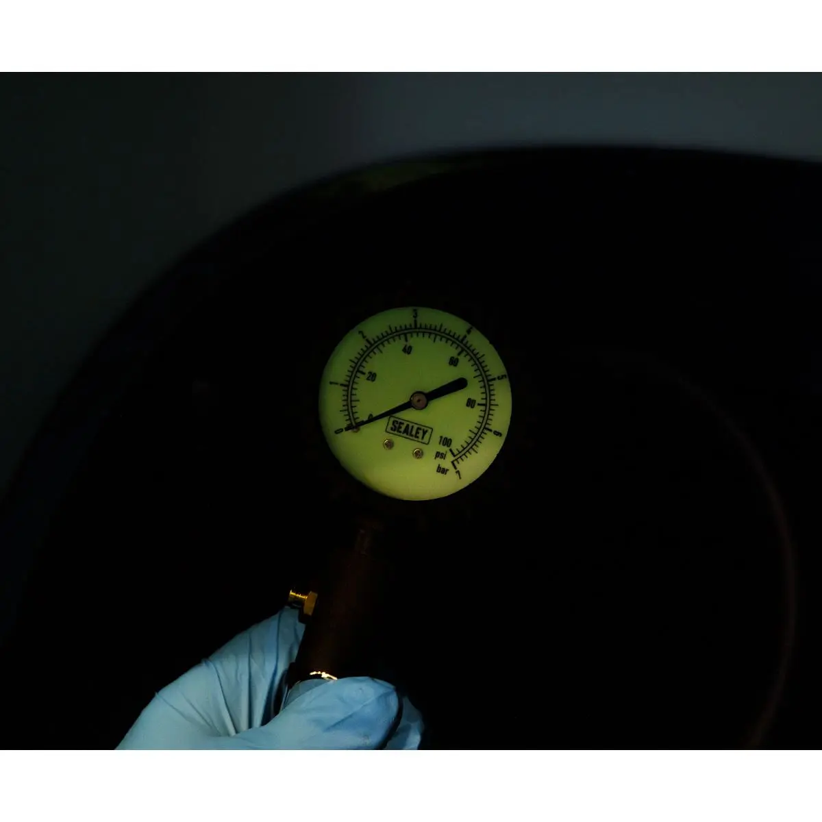 Sealey Tyre Inflator with Clip On Connector Glow in the Dark Dial - Image 5