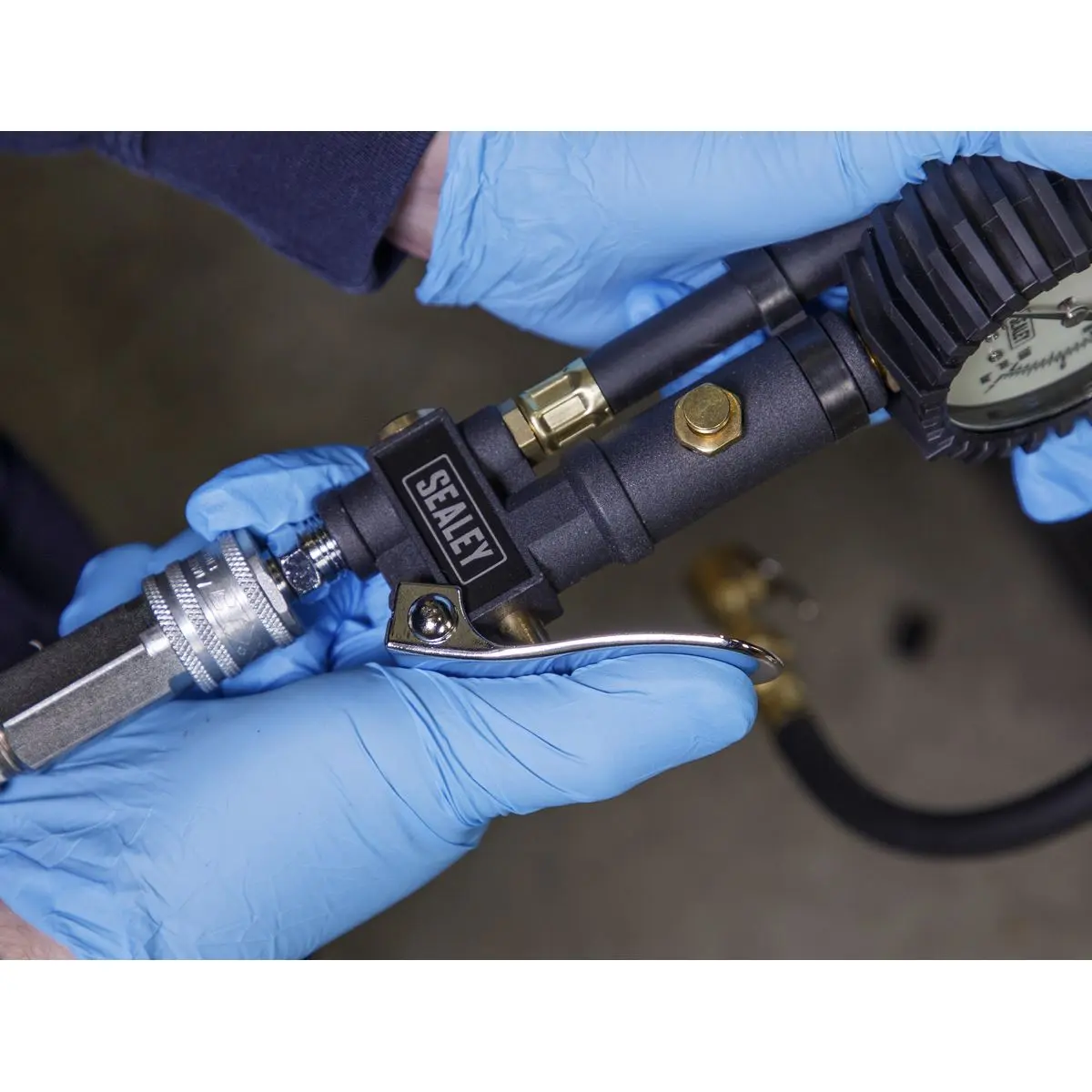 Sealey Tyre Inflator with Clip On Connector Glow in the Dark Dial - Image 7