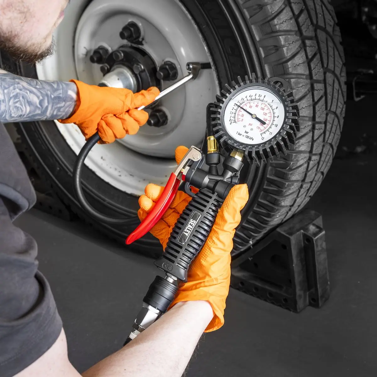 Sealey Tyre Inflator with Push-On Connector - Image 5