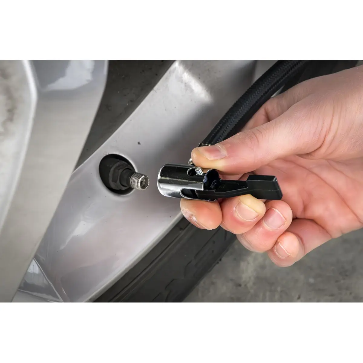 Sealey Tyre Inflator with Worklight 12V - Image 6