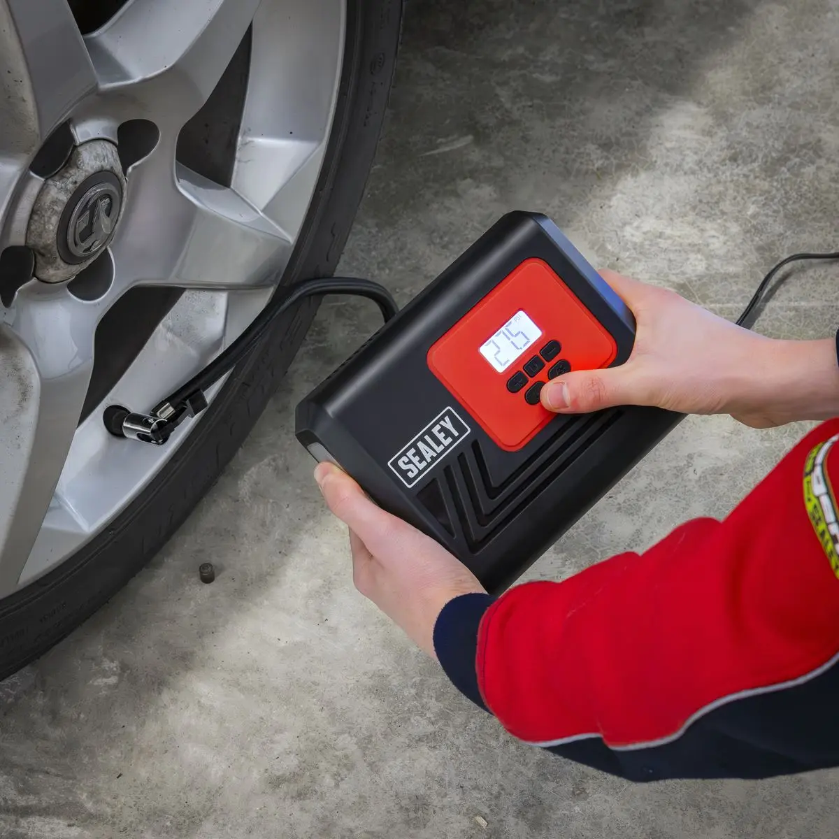 Sealey Tyre Inflator with Worklight 12V - Image 8
