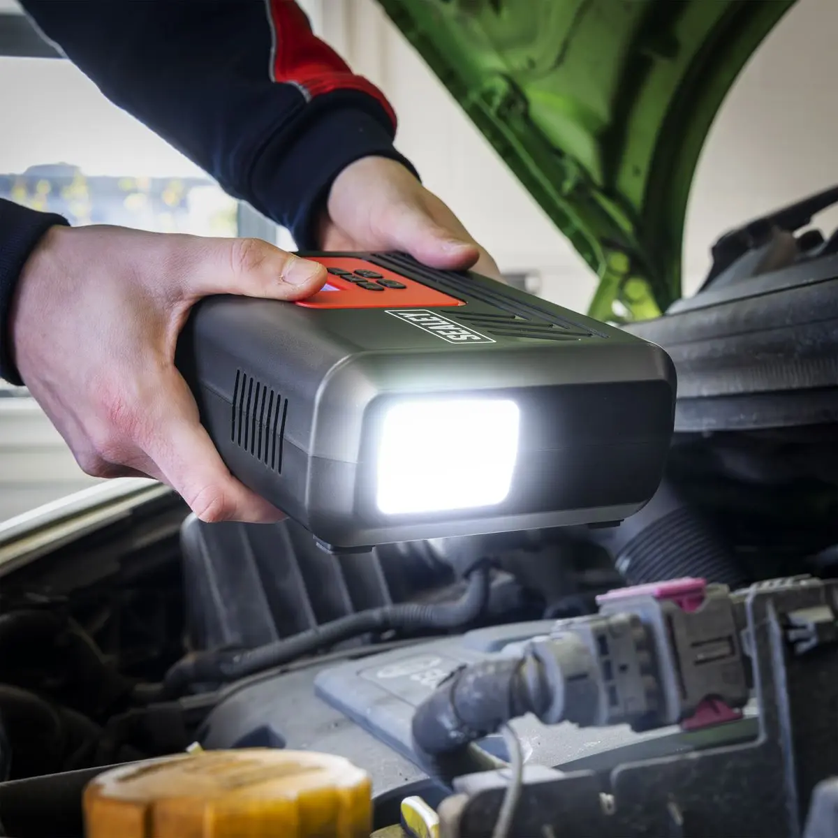 Sealey Tyre Inflator with Worklight 12V - Image 9
