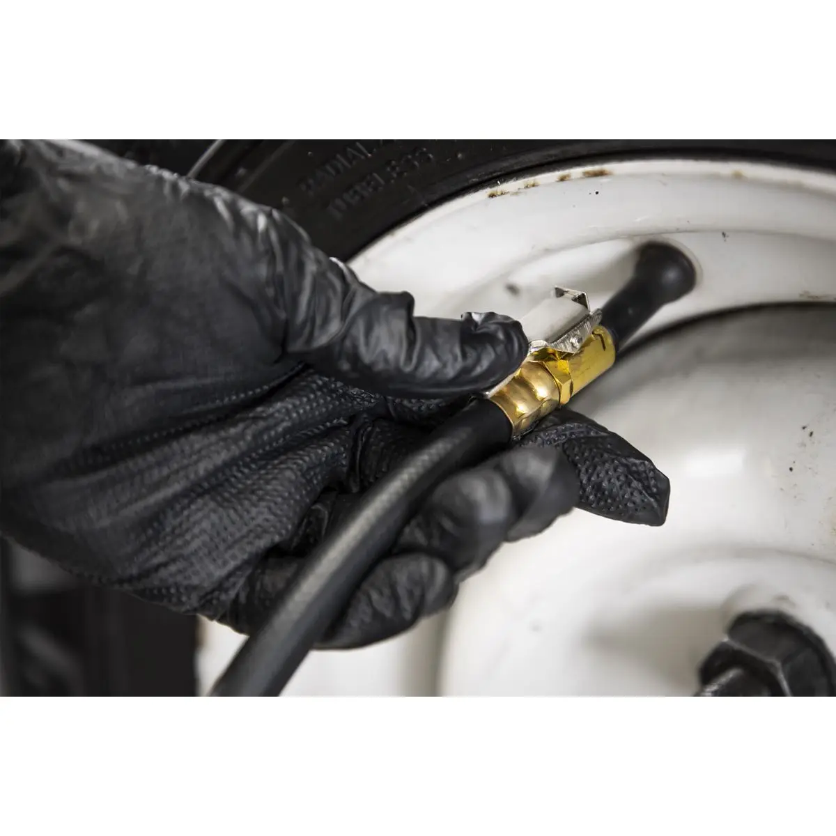 Sealey Tyre Pressure Gauge with Clip-On Chuck 0-7bar(0-100psi) - Image 2