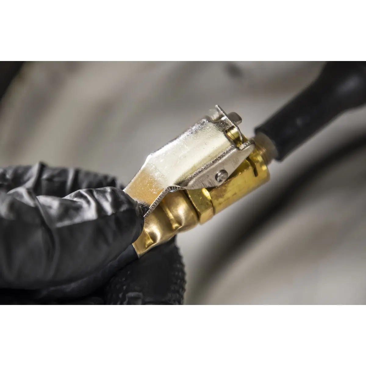 Sealey Tyre Pressure Gauge with Clip-On Chuck 0-7bar(0-100psi) - Image 3
