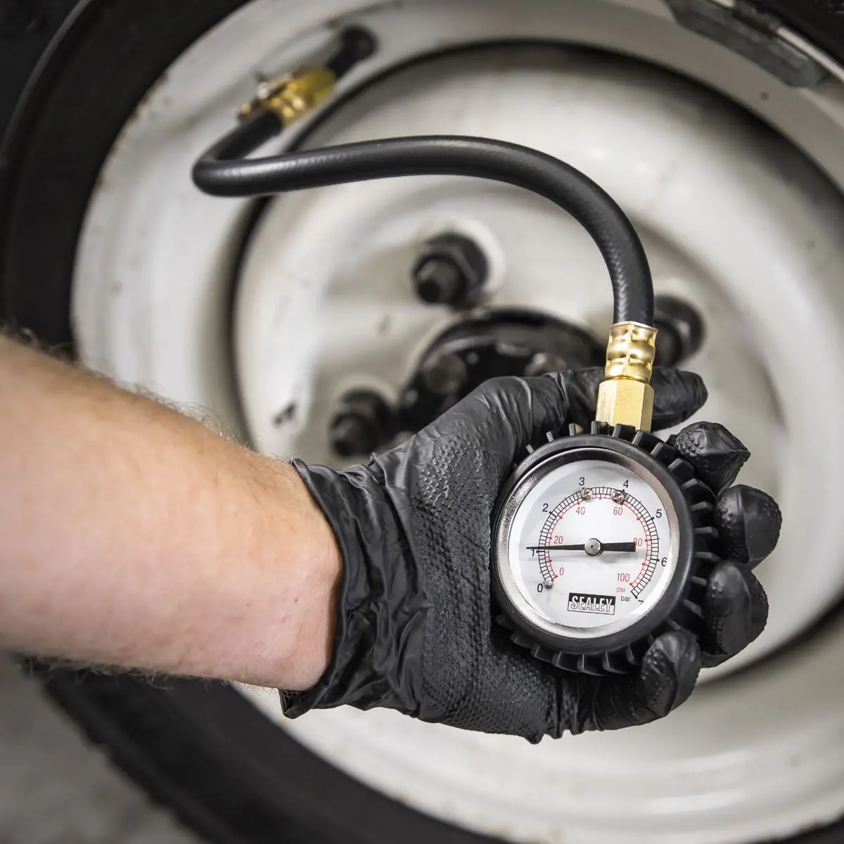 Sealey Tyre Pressure Gauge with Clip-On Chuck 0-7bar(0-100psi) - Image 4