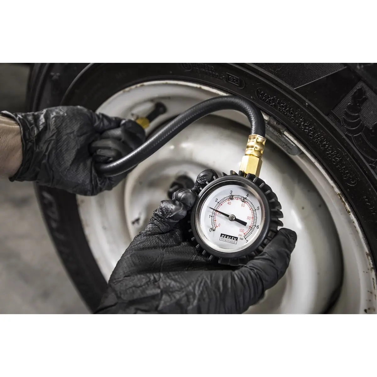 Sealey Tyre Pressure Gauge with Clip-On Chuck 0-7bar(0-100psi) - Image 5