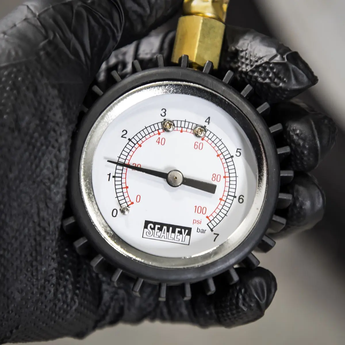 Sealey Tyre Pressure Gauge with Clip-On Chuck 0-7bar(0-100psi) - Image 6