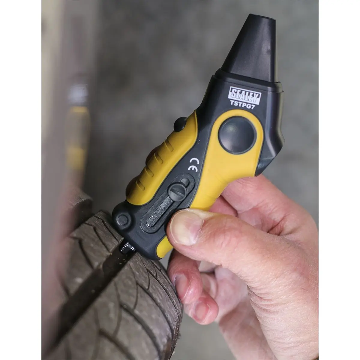 Sealey Tyre Pressure & Tread Depth Gauge 0.21-6.9bar(3-99.5psi) - Image 3