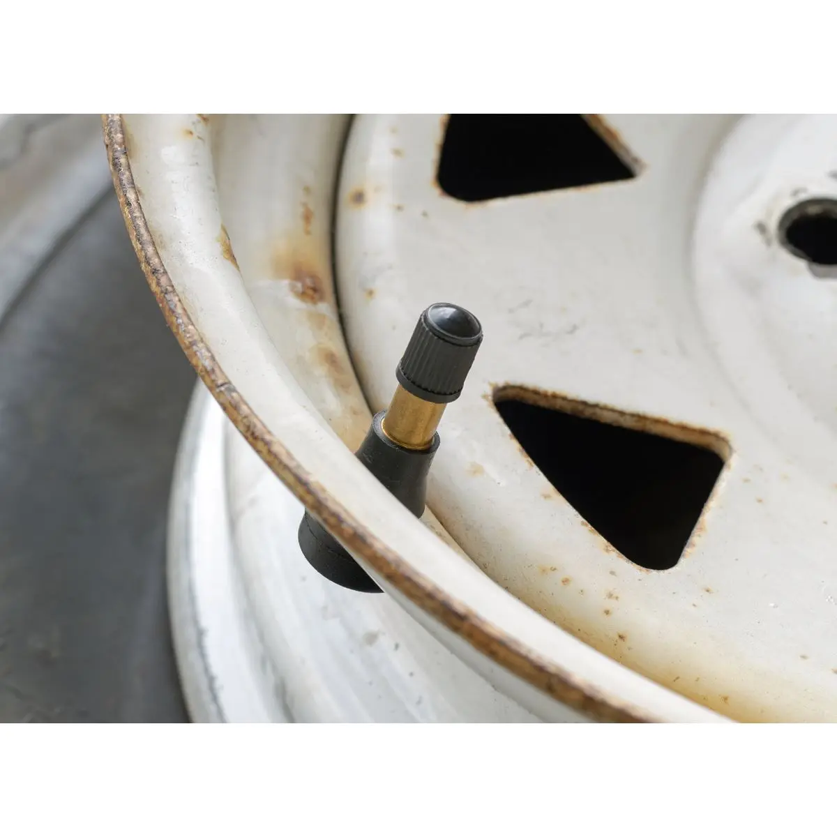Sealey Tyre Valve Tubeless Snap-in Type TR413 Pack of 100 - Image 3