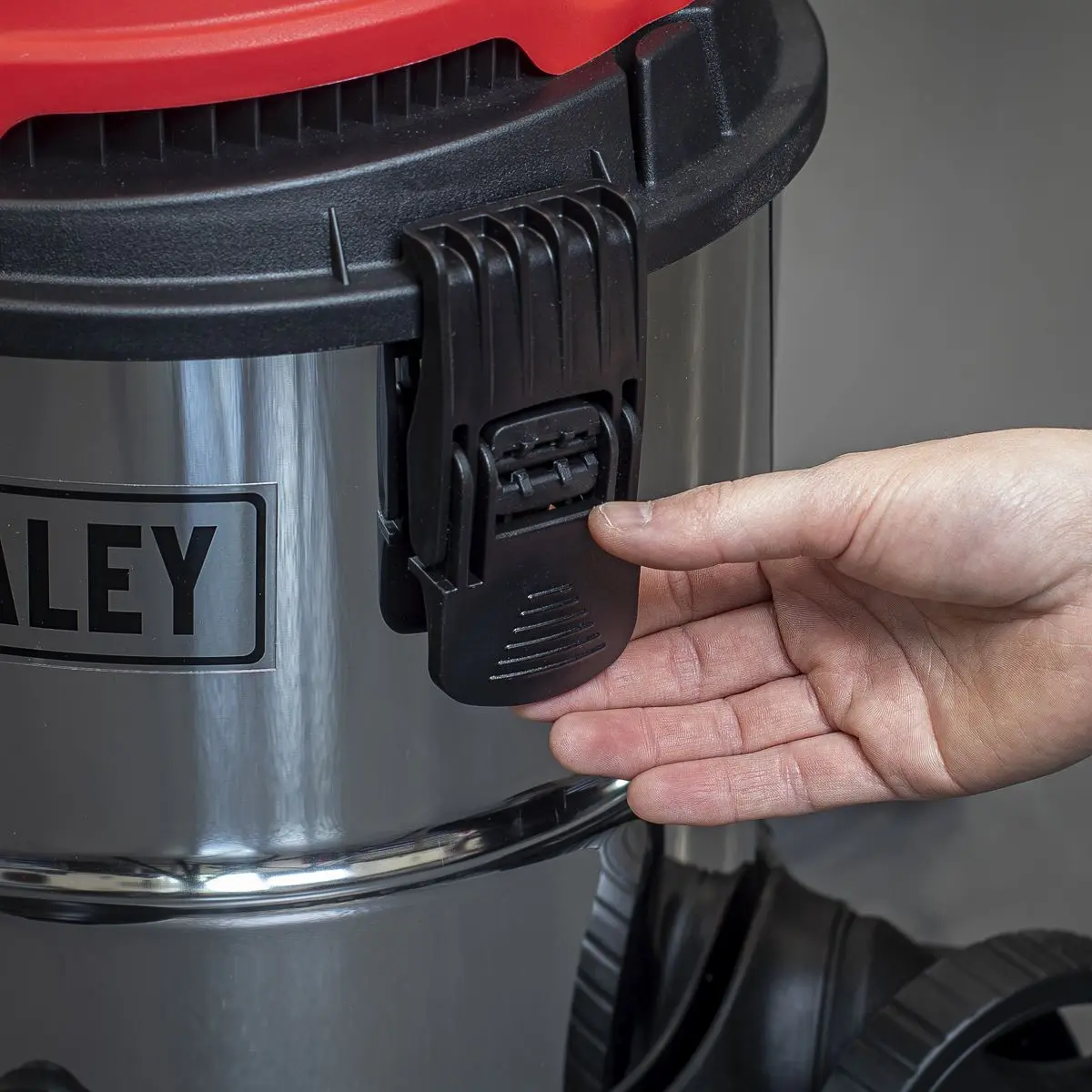 Sealey Vacuum Cleaner Industrial 20L 1400W/230V Stainless Drum Auto Start - Image 3