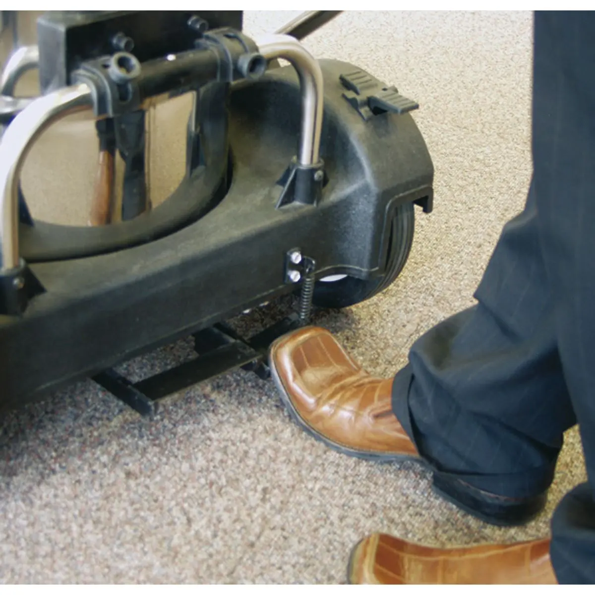 Sealey Vacuum Cleaner Industrial Wet & Dry 77L Stainless Steel Drum with Swivel Emptying 2400W - Image 3