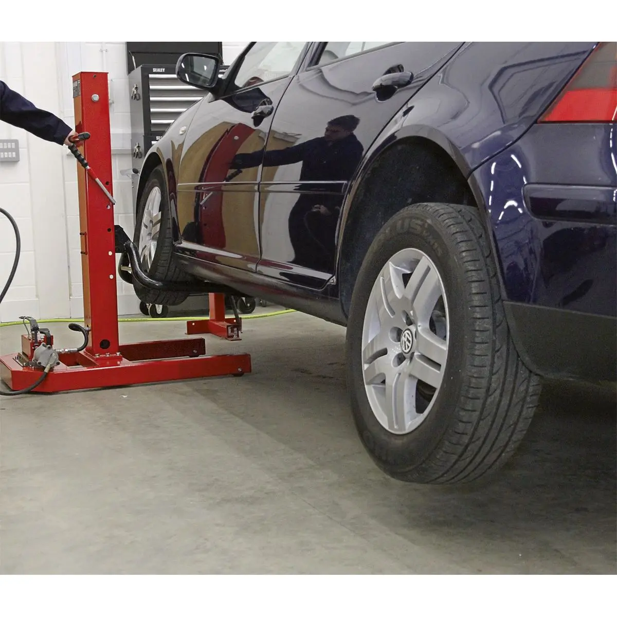 Sealey Air/Hydraulic Vehicle Lift with Foot Pedal 1.5 Tonne - Image 6