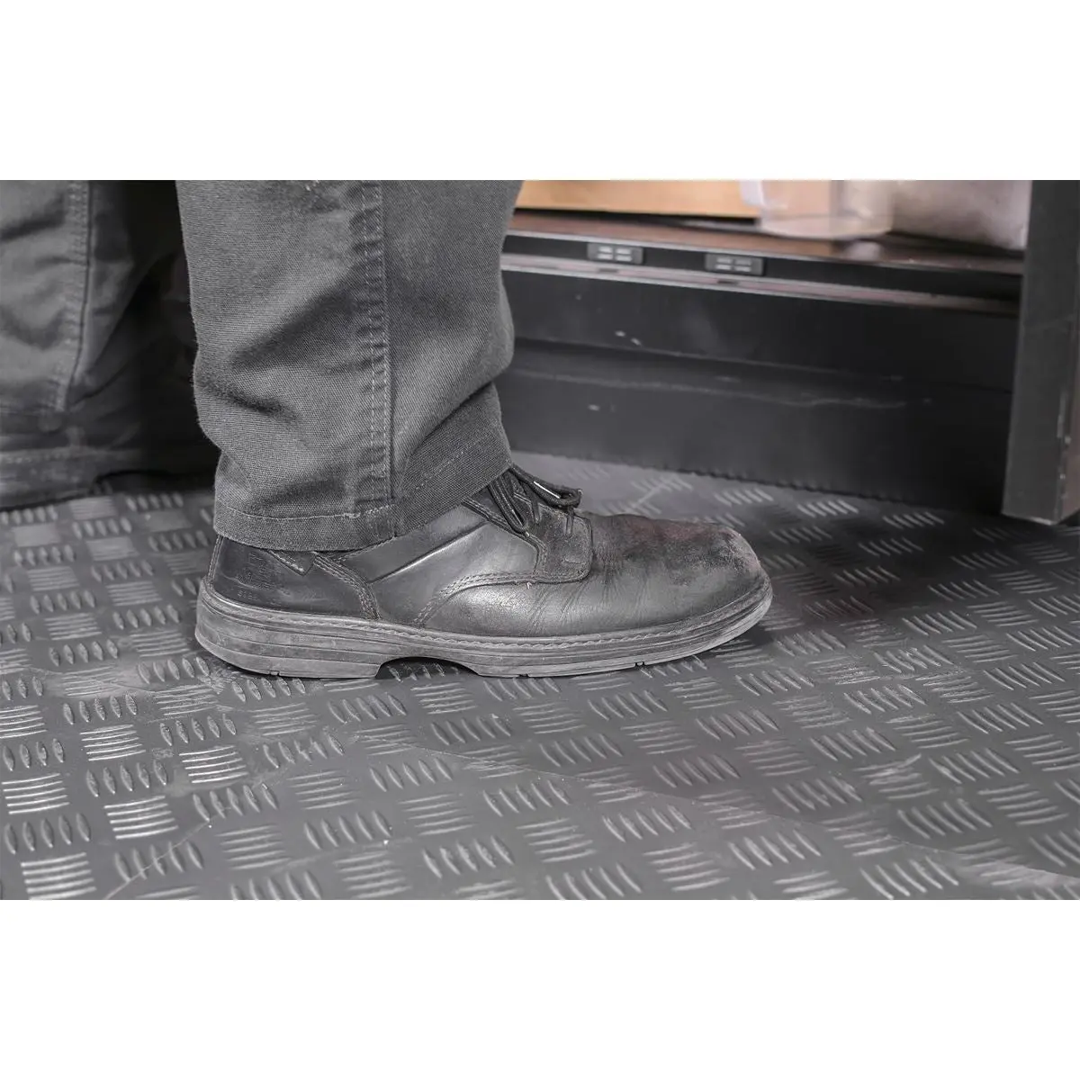 Sealey Vinyl Floor Tile with Peel & Stick Backing - Silver Treadplate Pack of 16 - Image 3
