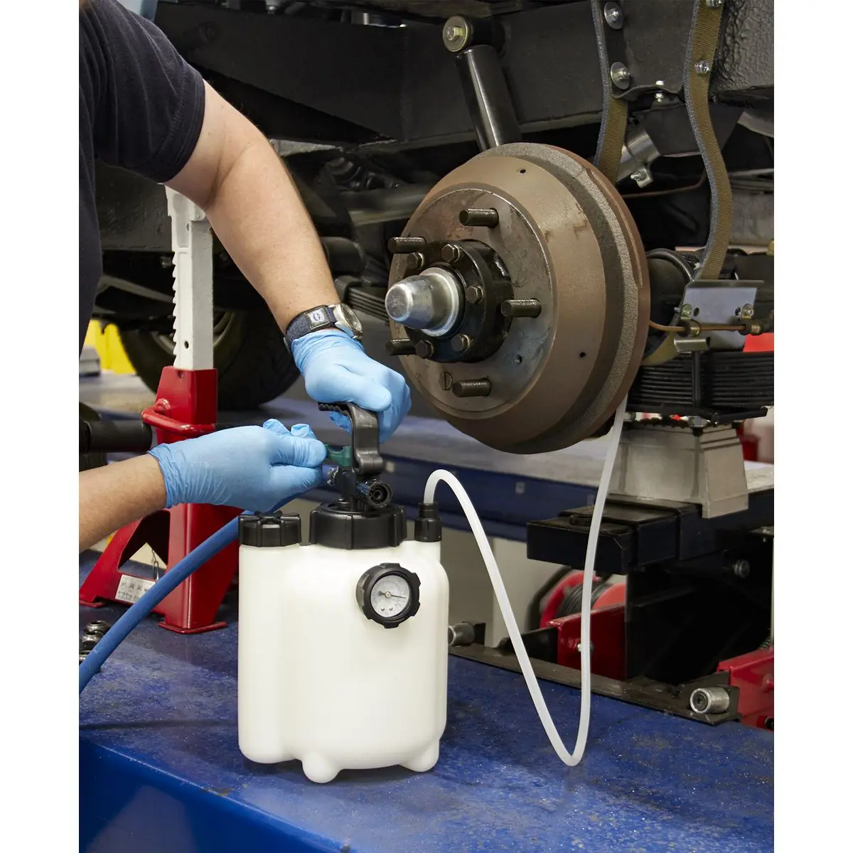 Sealey Workshop Vacuum Brake & Clutch Bleeder 2.5L - Image 2