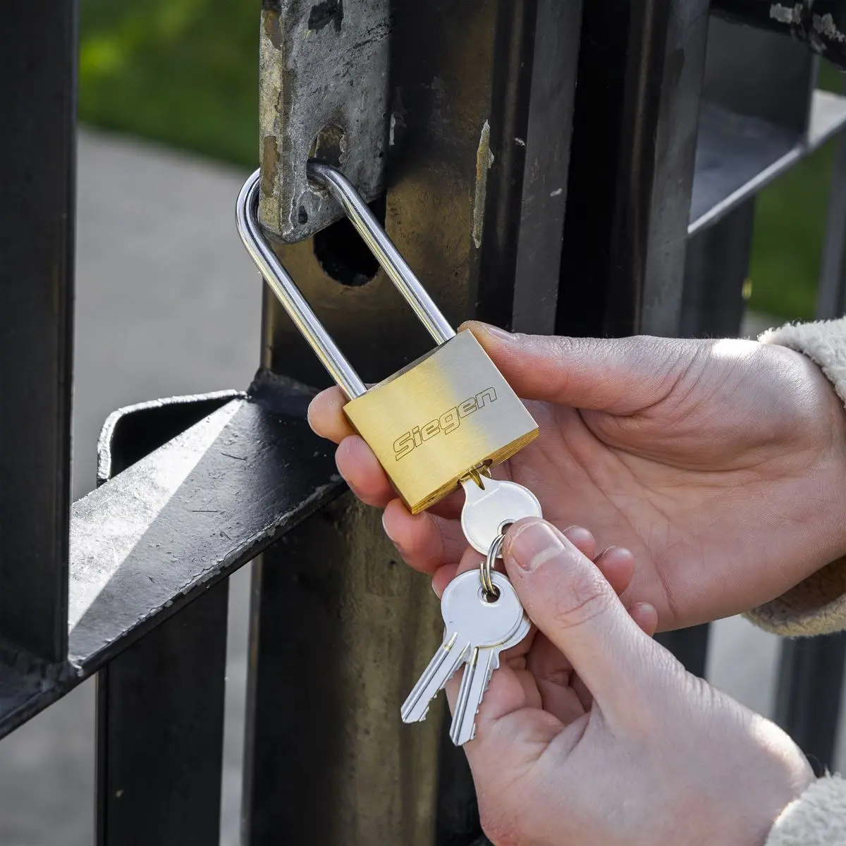 Siegen by Sealey Brass Body Padlock with Brass Cylinder Long Shackle 40mm - Image 5