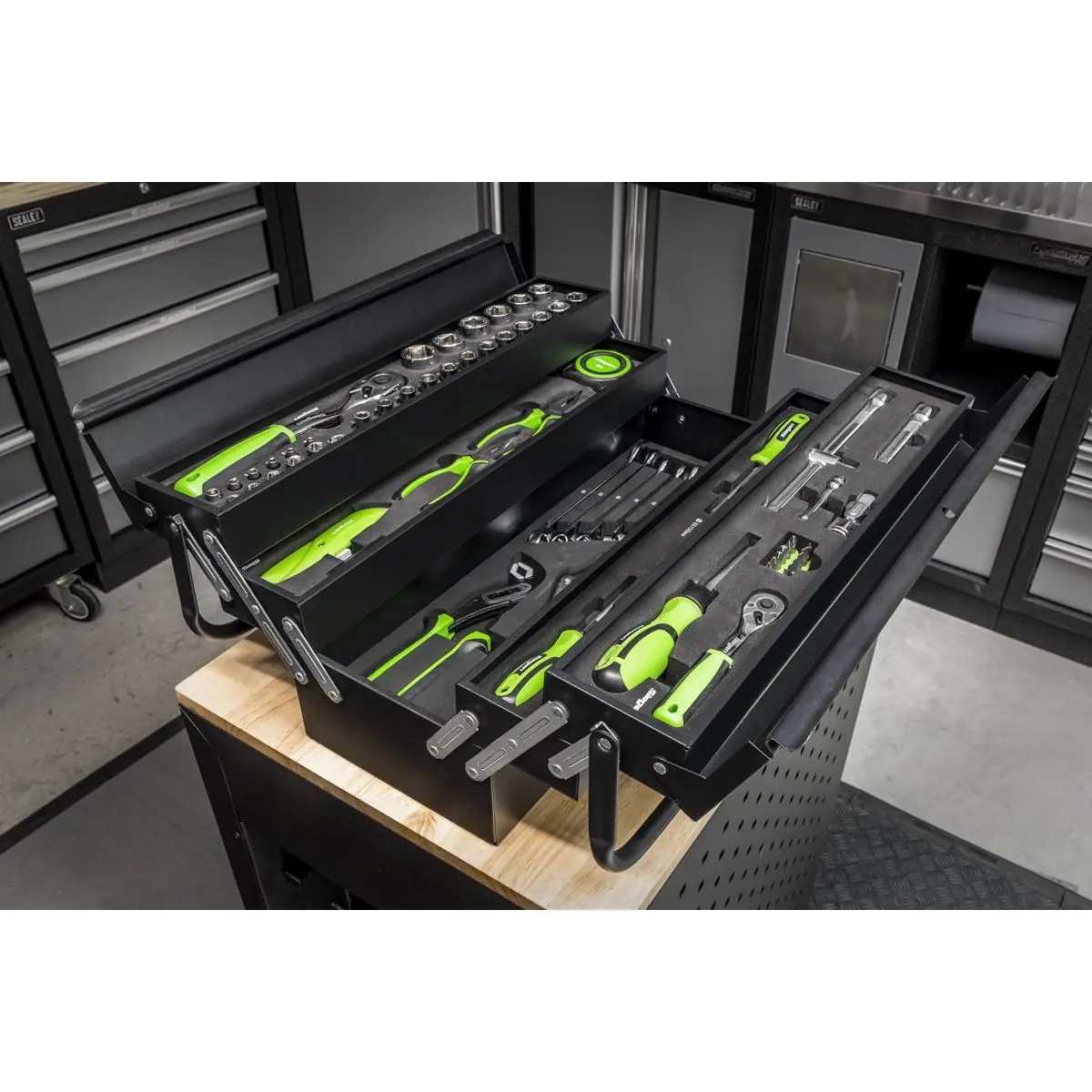 Siegen by Sealey Cantilever Toolbox with Tool Kit 86 Piece Sockets Spanners Screwdrivers - Image 9