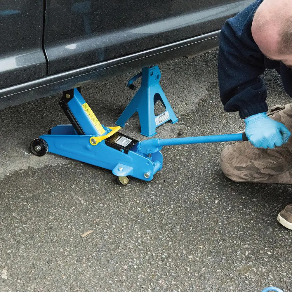 Silverline Hydraulic Trolley Jack 2 Tonne 633935 - Image 3