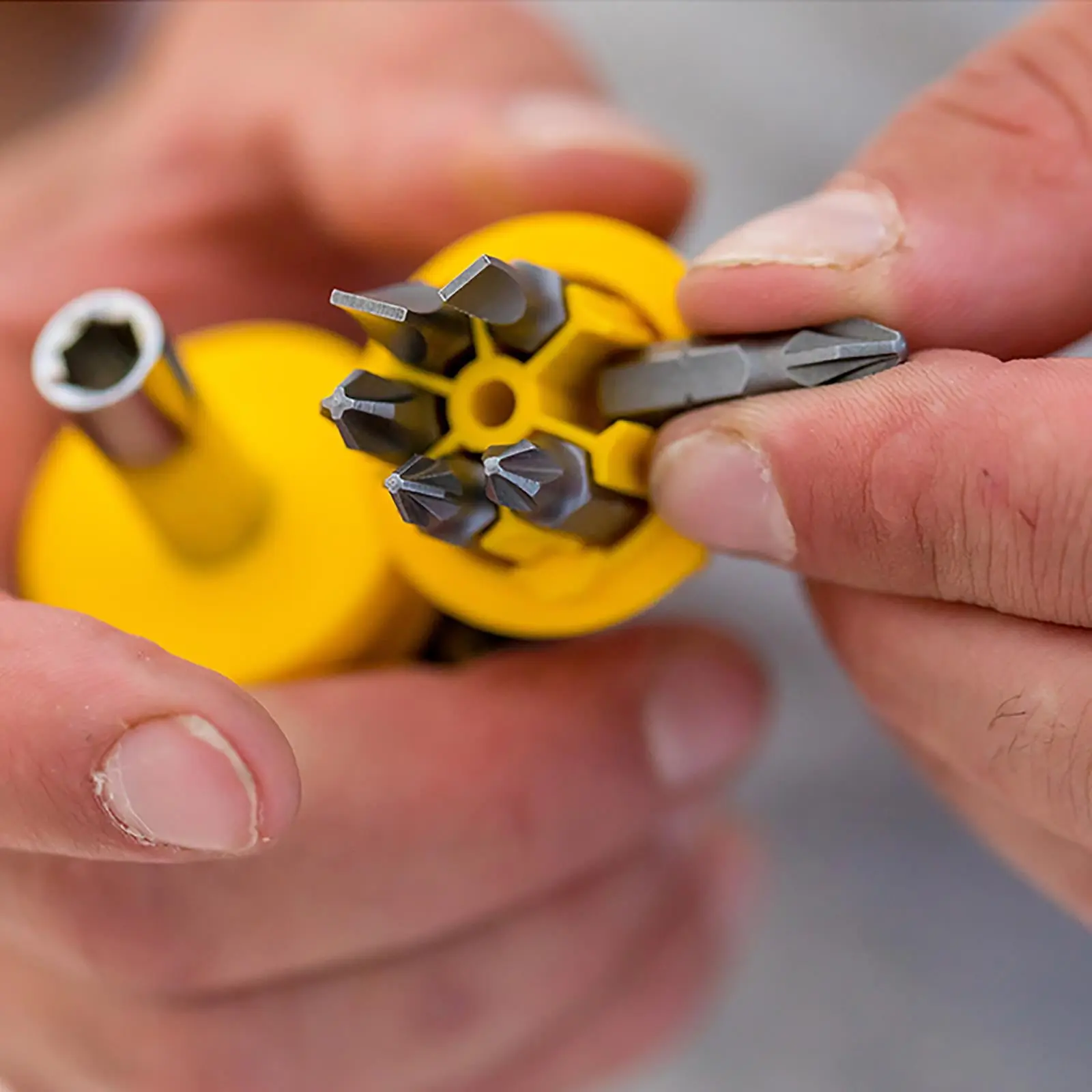Stanley 7 Piece Multibit Ratchet Stubby Screwdriver with Bits - Image 3