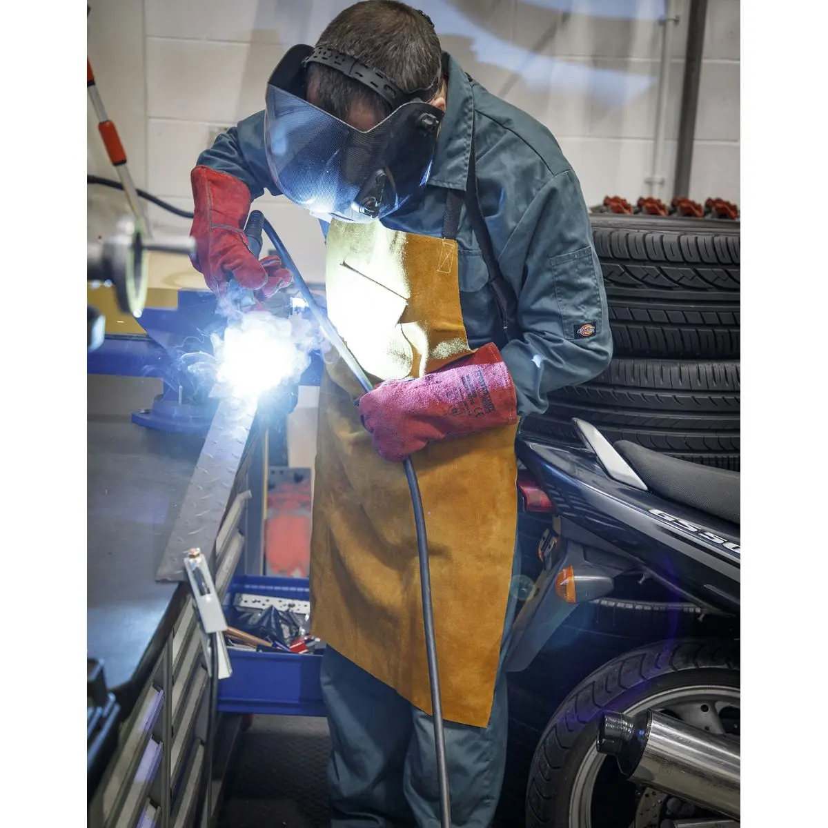 Worksafe by Sealey Leather Welding Apron Heavy-Duty - Image 2