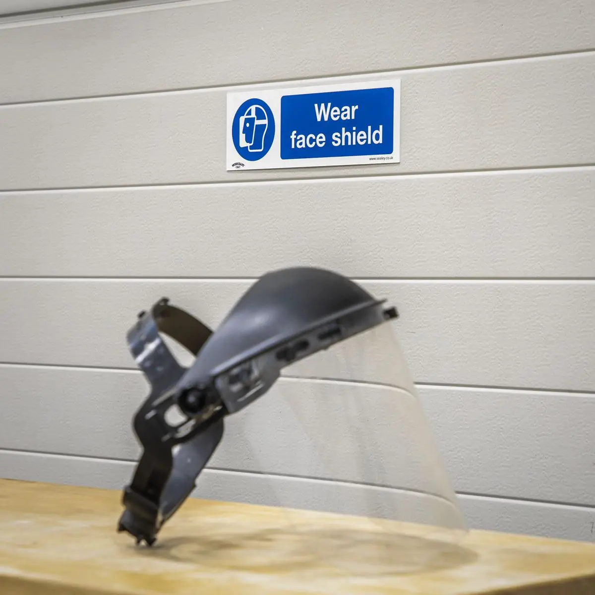 Worksafe by Sealey Mandatory Safety Sign - Wear Face Shield - Rigid Plastic - Image 3